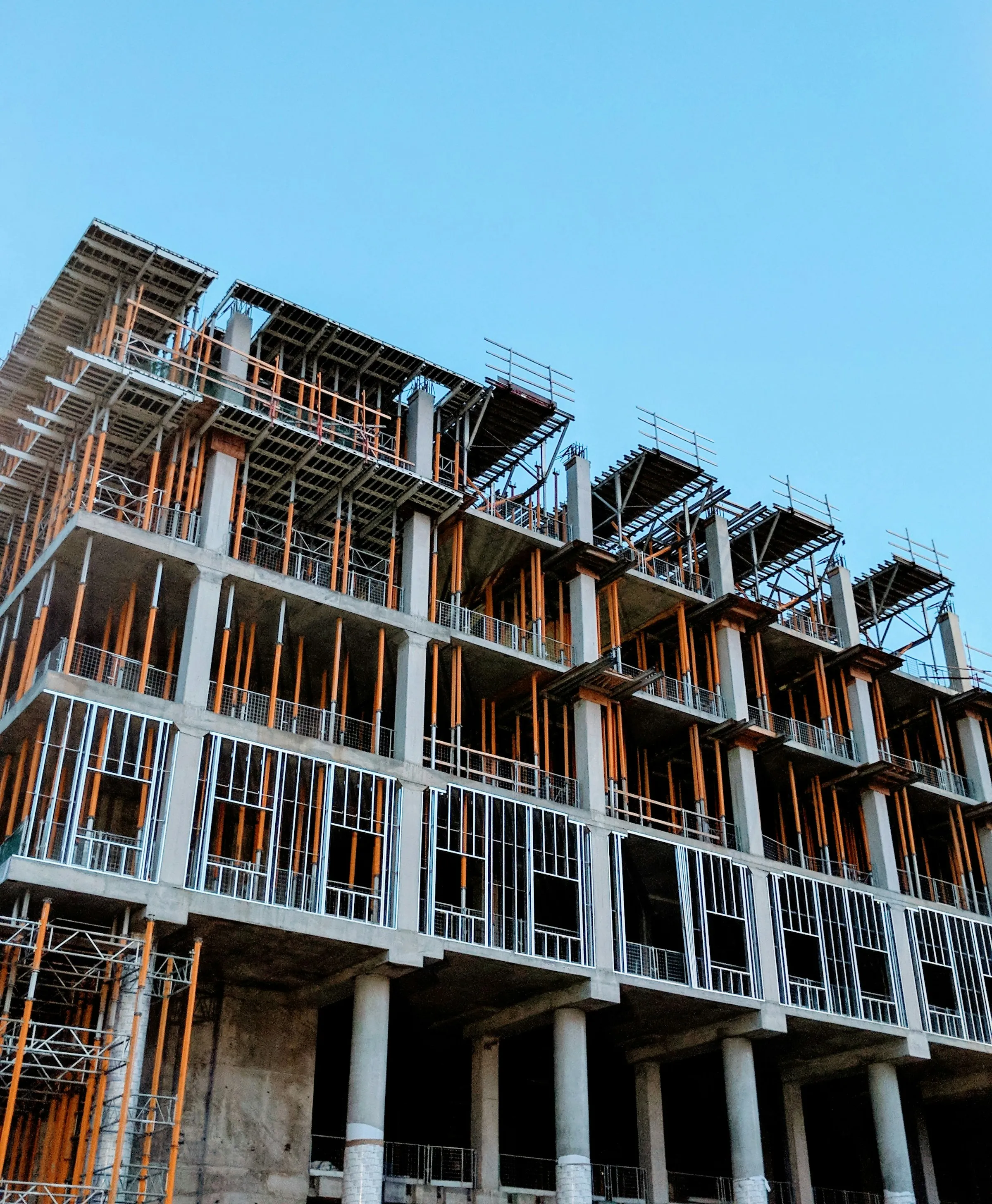 Estructura de hormigón de un edificio residencial en construcción, con encofrado y puntales